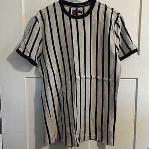 Men’s short sleeve T-shirt.